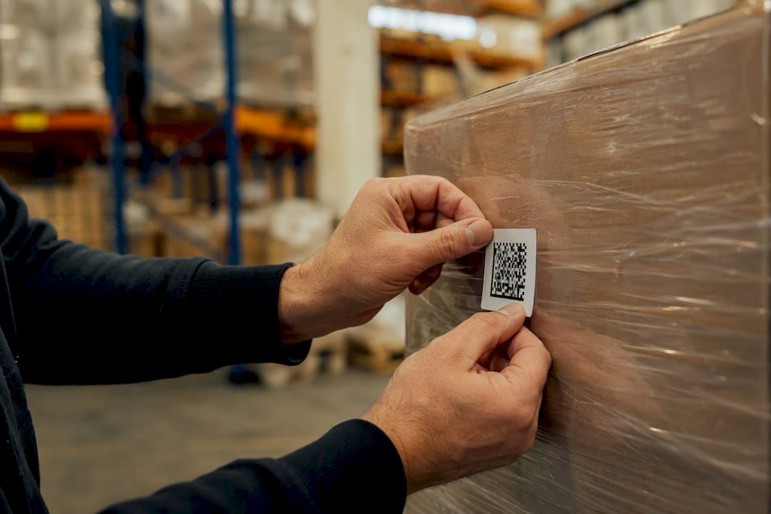 Applicazione di un'etichetta DataMatrix su un pallet in magazzino
