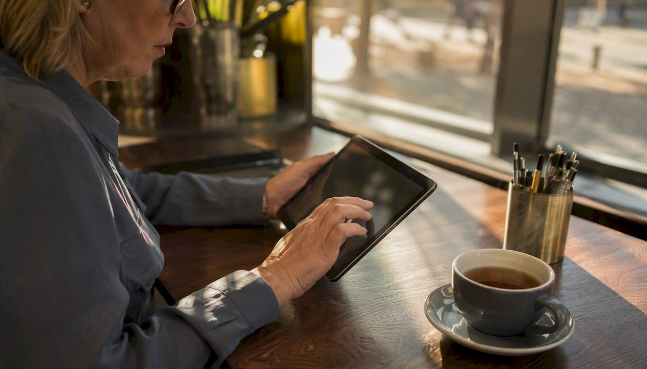 Mani che utilizzano un software gestionale su un tablet